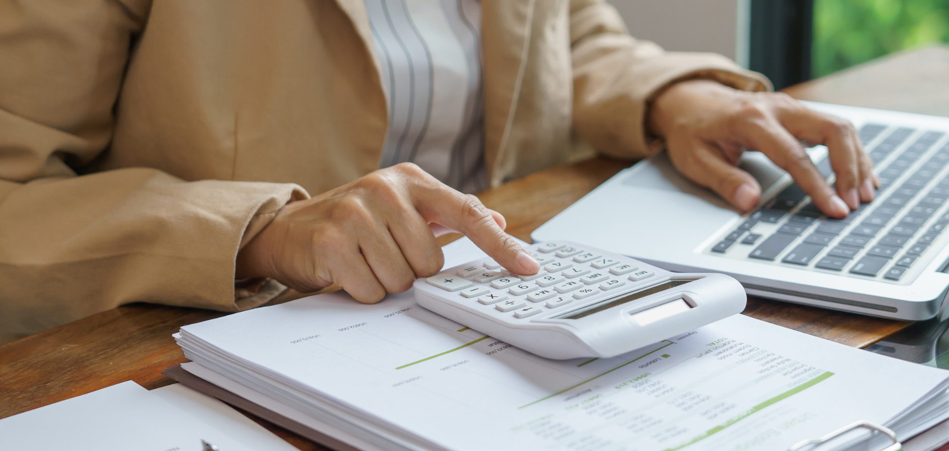 Recibo de vencimento e calculadora sobre a mesa para reclamar salários em atraso