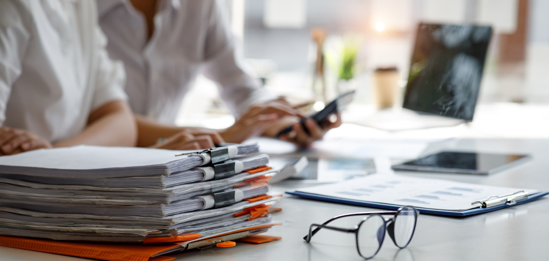 Advogado analisa processos de cobrança de dívidas durante uma consulta jurídica online