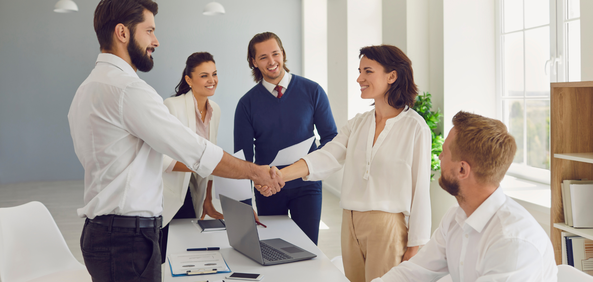 Empresários e advogado a celebrar a constituição de uma nova empresa, representando consultoria jurídica em Direito Comercial.