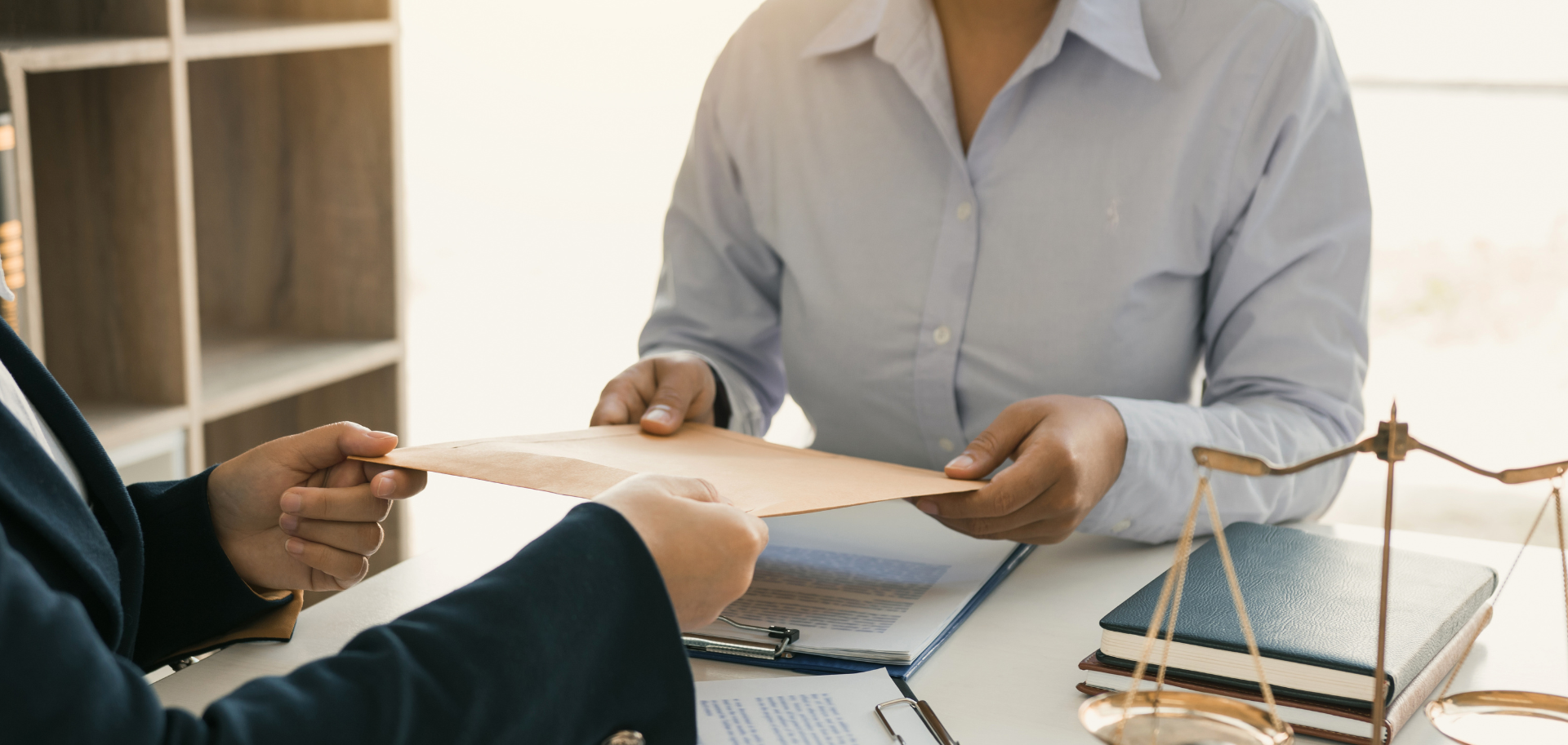 Advogado orienta cliente sobre contestação de penhora durante uma consulta jurídica online