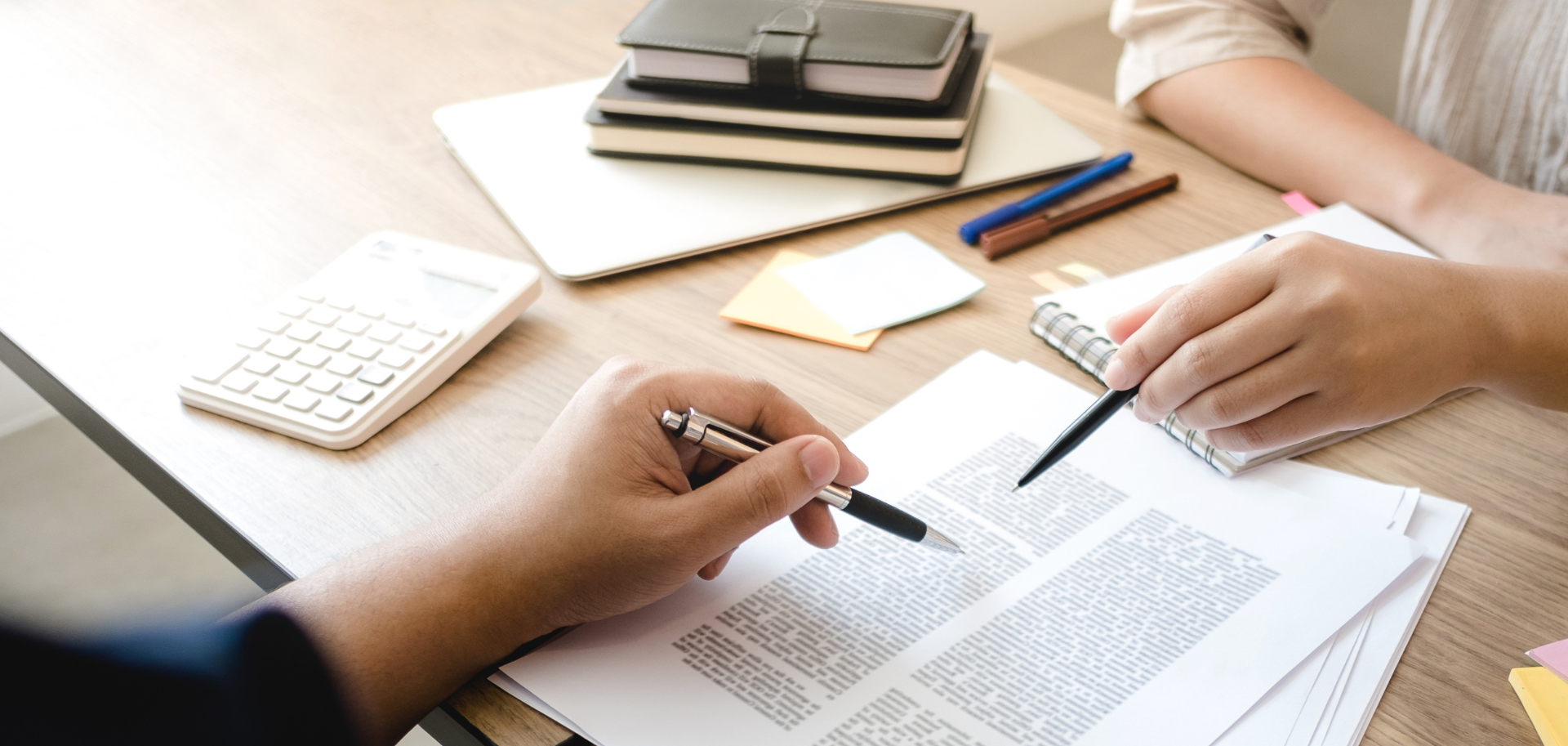 Advogado e cliente analisam e assinam contrato jurídico durante uma consulta online de direito civil