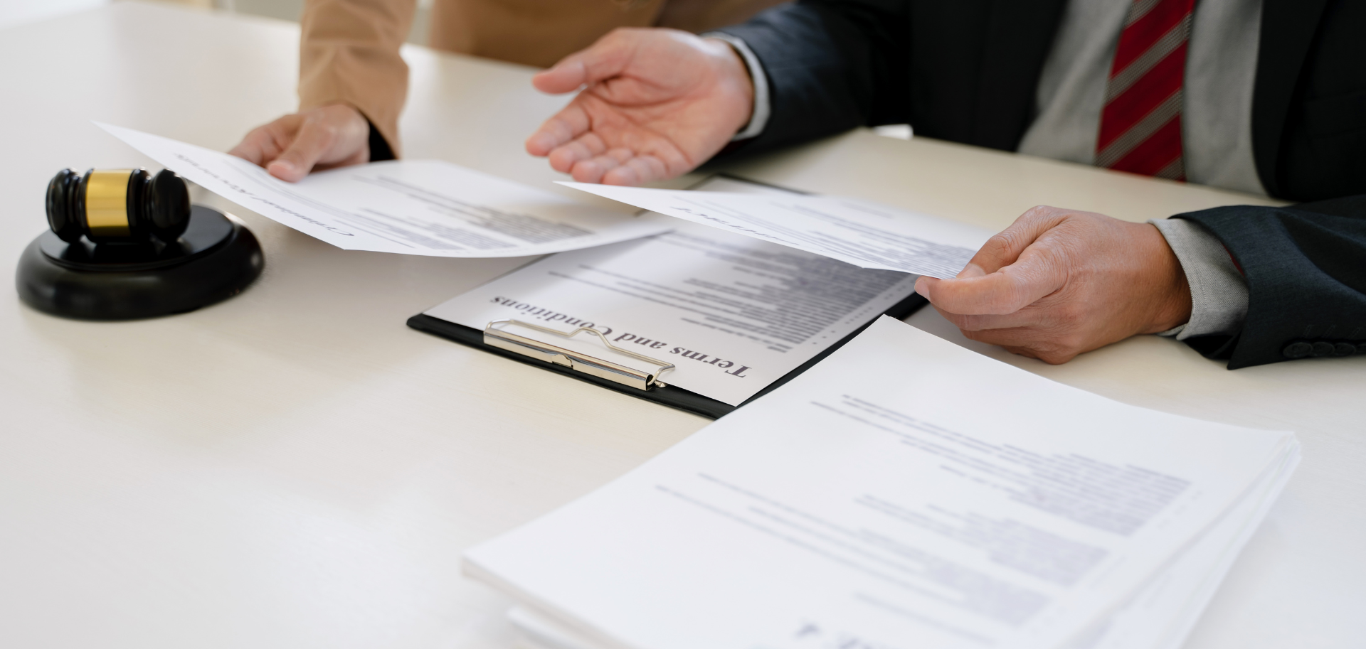 Advogado e cliente analisam documentos legais durante uma consulta de direito civil online