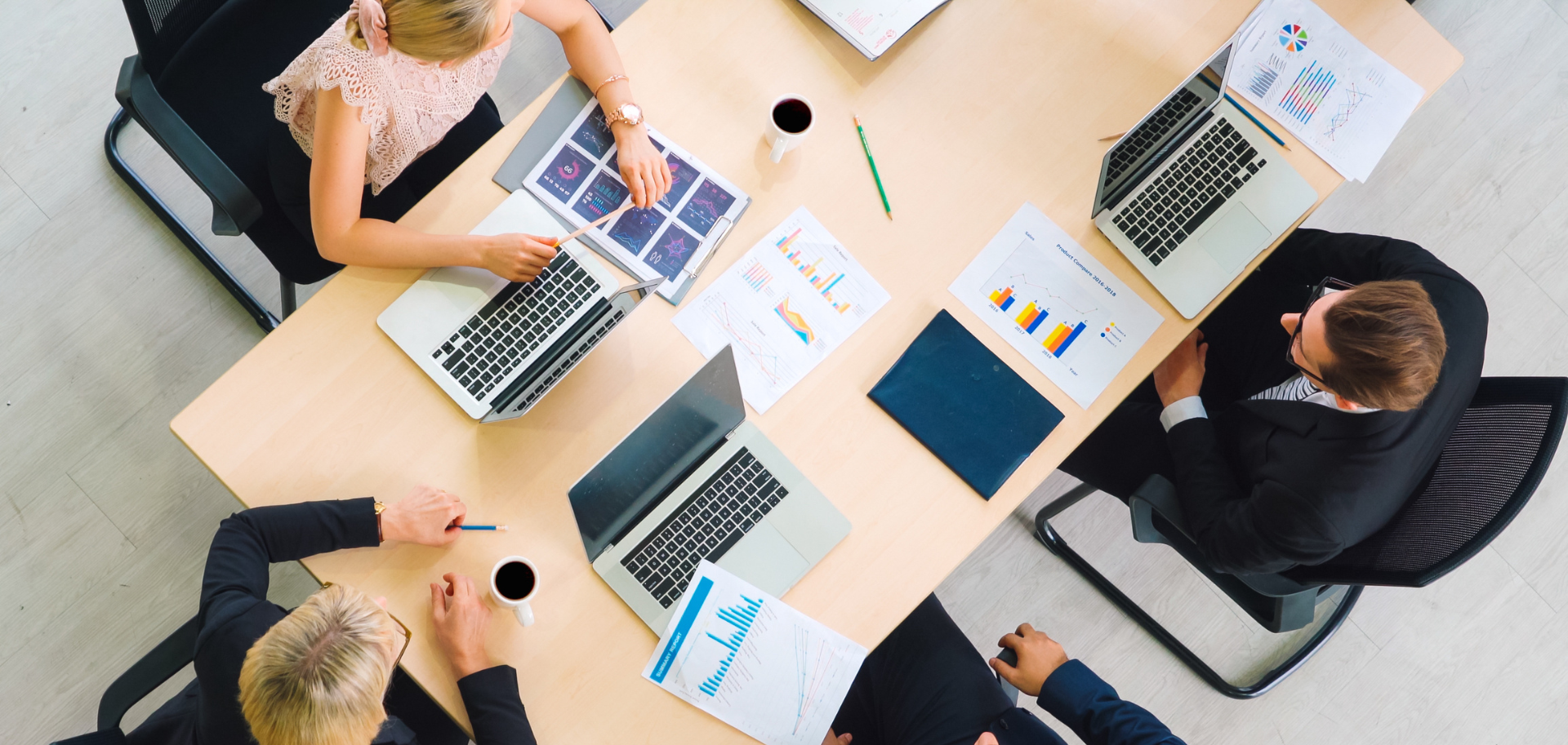 Advogados e empresários em reunião online a analisar contratos e documentos societários, representando consultoria em Direito Comercial.