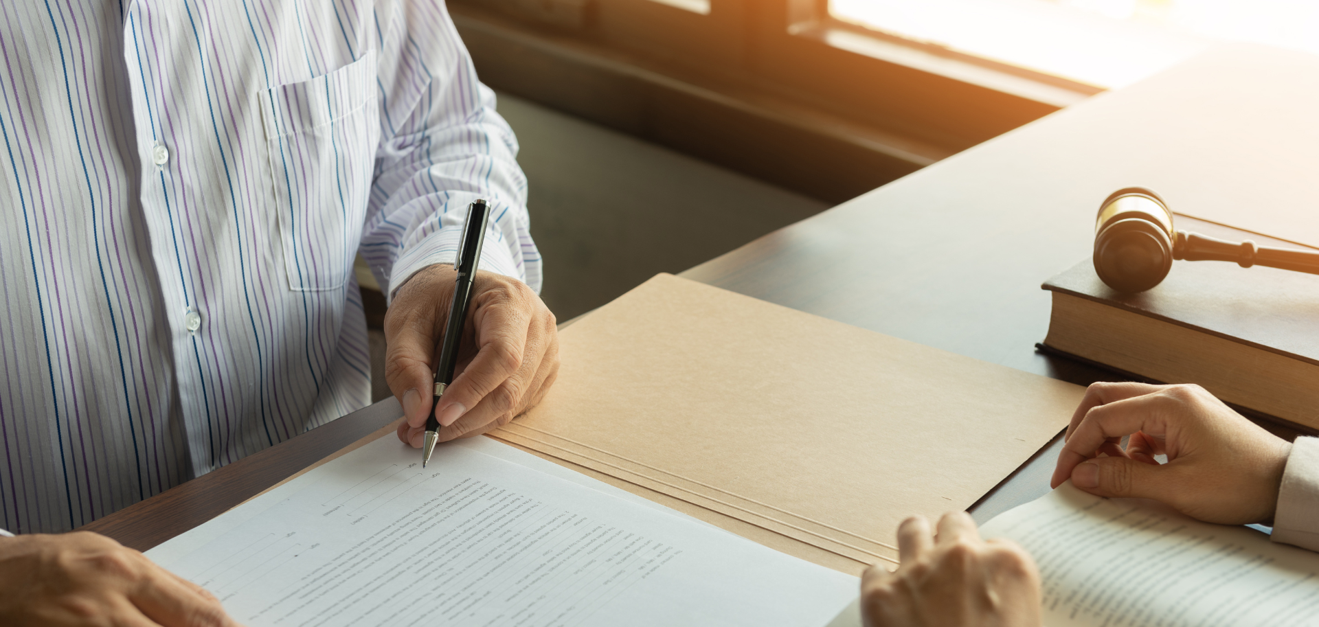 Advogado e empresário a analisar documentos de encerramento de empresa, representando consultoria jurídica em dissolução e liquidação de sociedades.