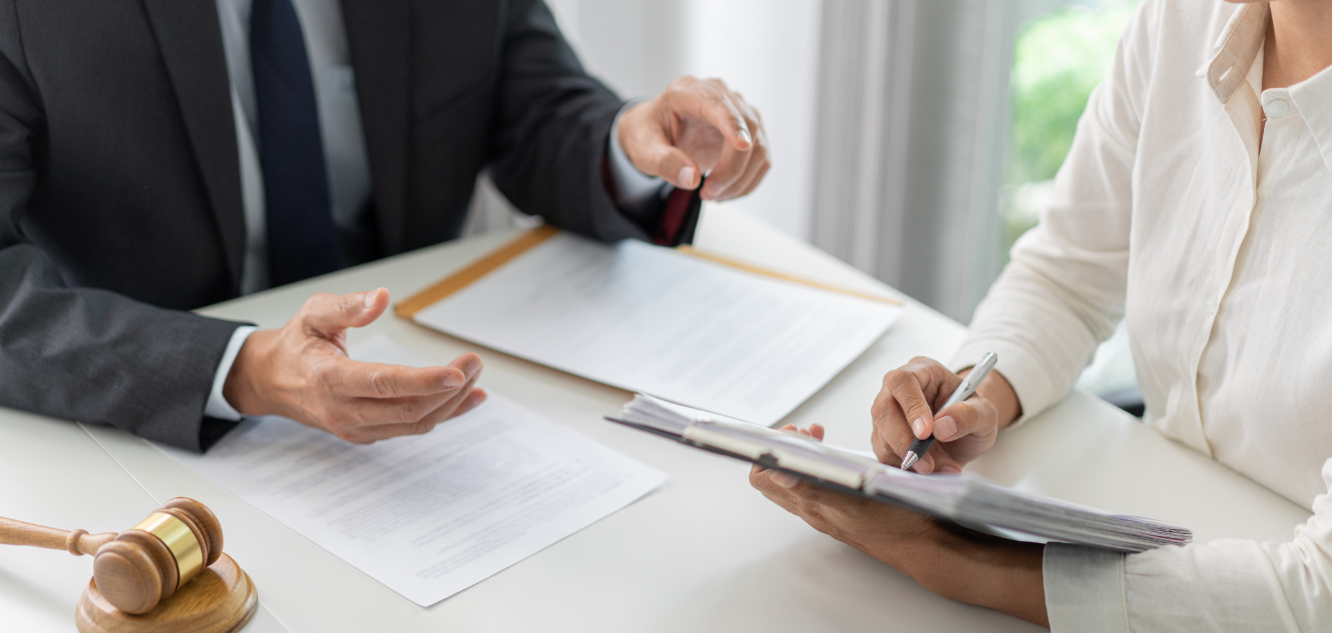 Advogado orienta cliente sobre processo de injunção durante uma consulta jurídica online