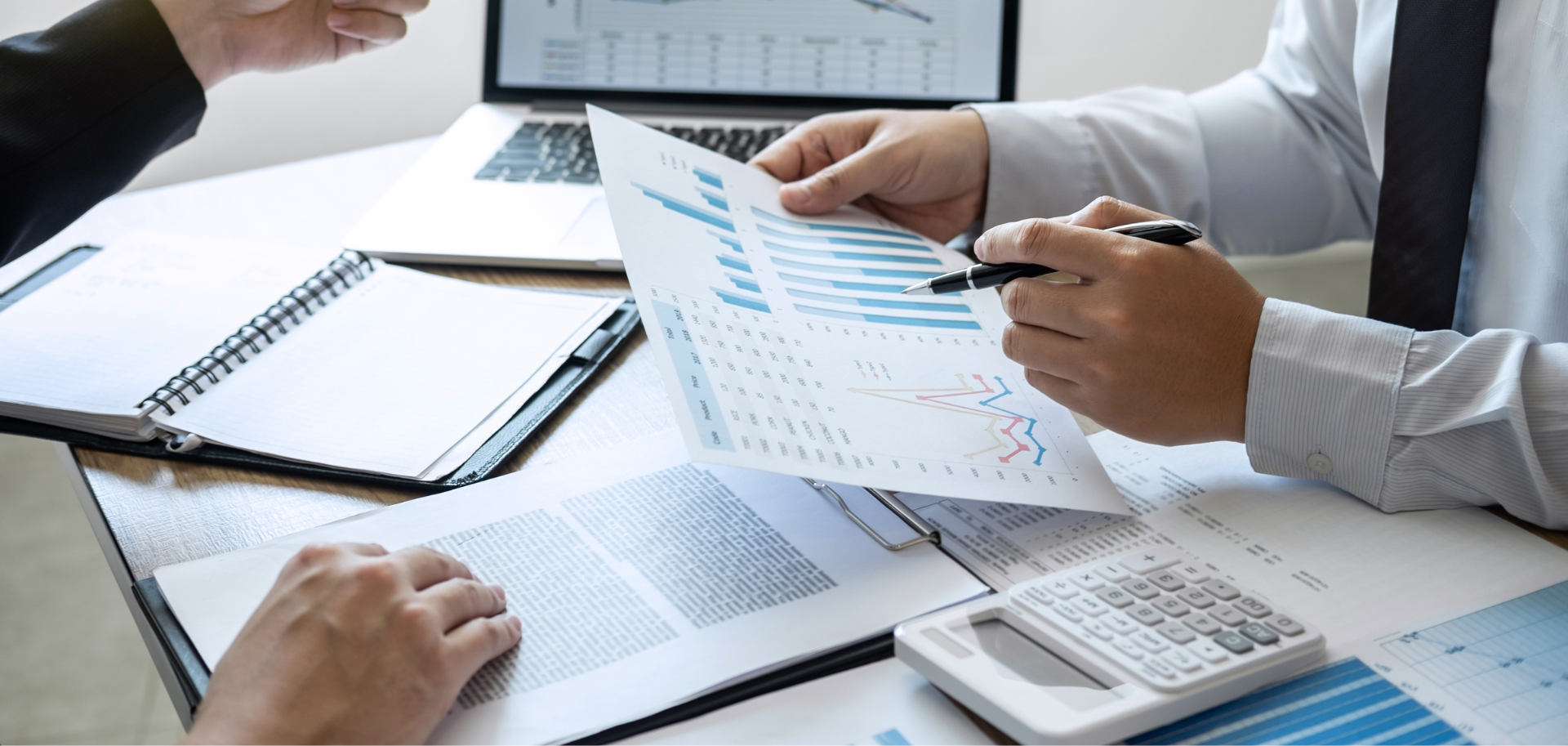 Advogado e empresários em reunião a negociar acordos financeiros e condições de pagamento com credores, representando consultoria jurídica online em insolvências