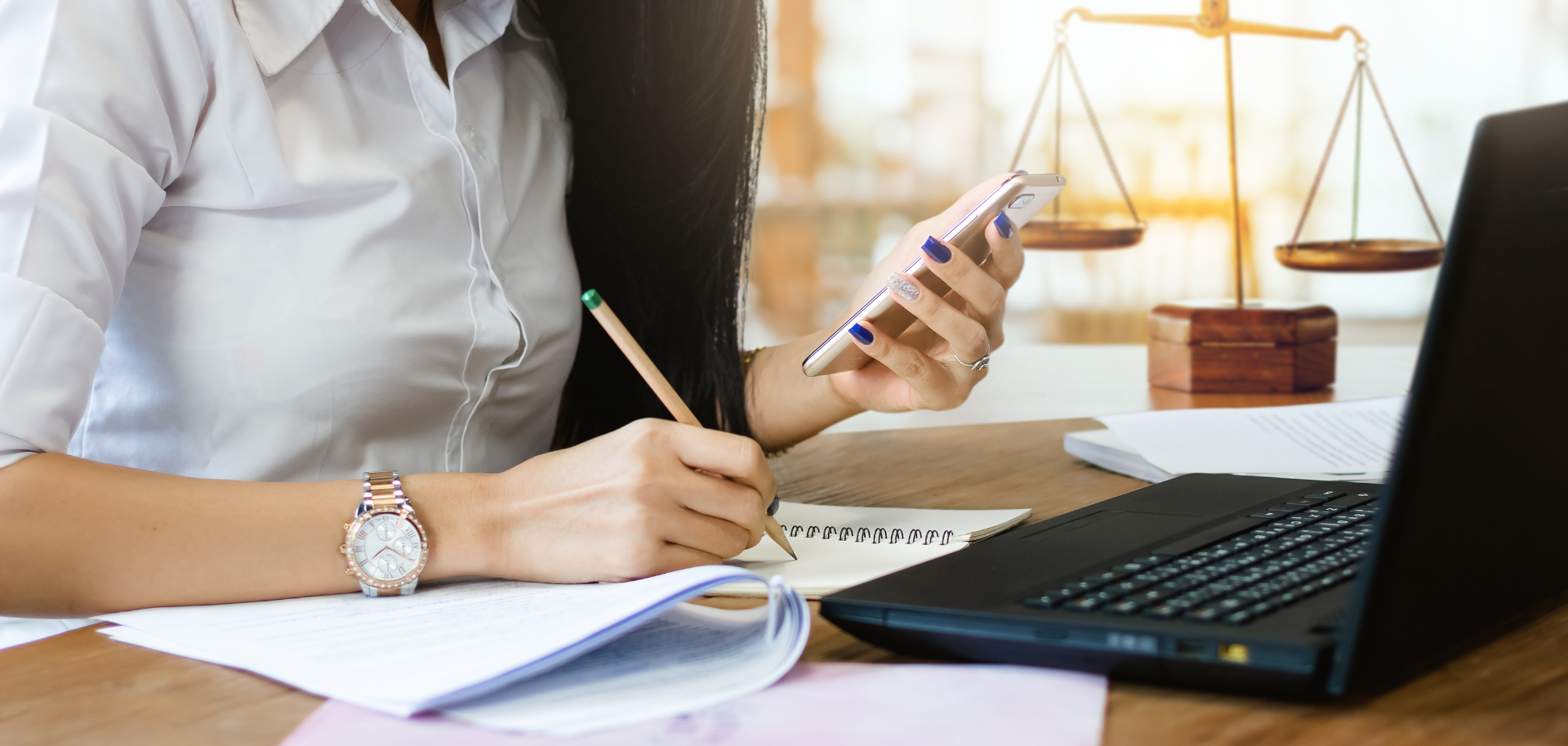 Advogada a elaborar plano de pagamentos e analisar documentos financeiros em escritório, representando consultoria jurídica online em insolvências