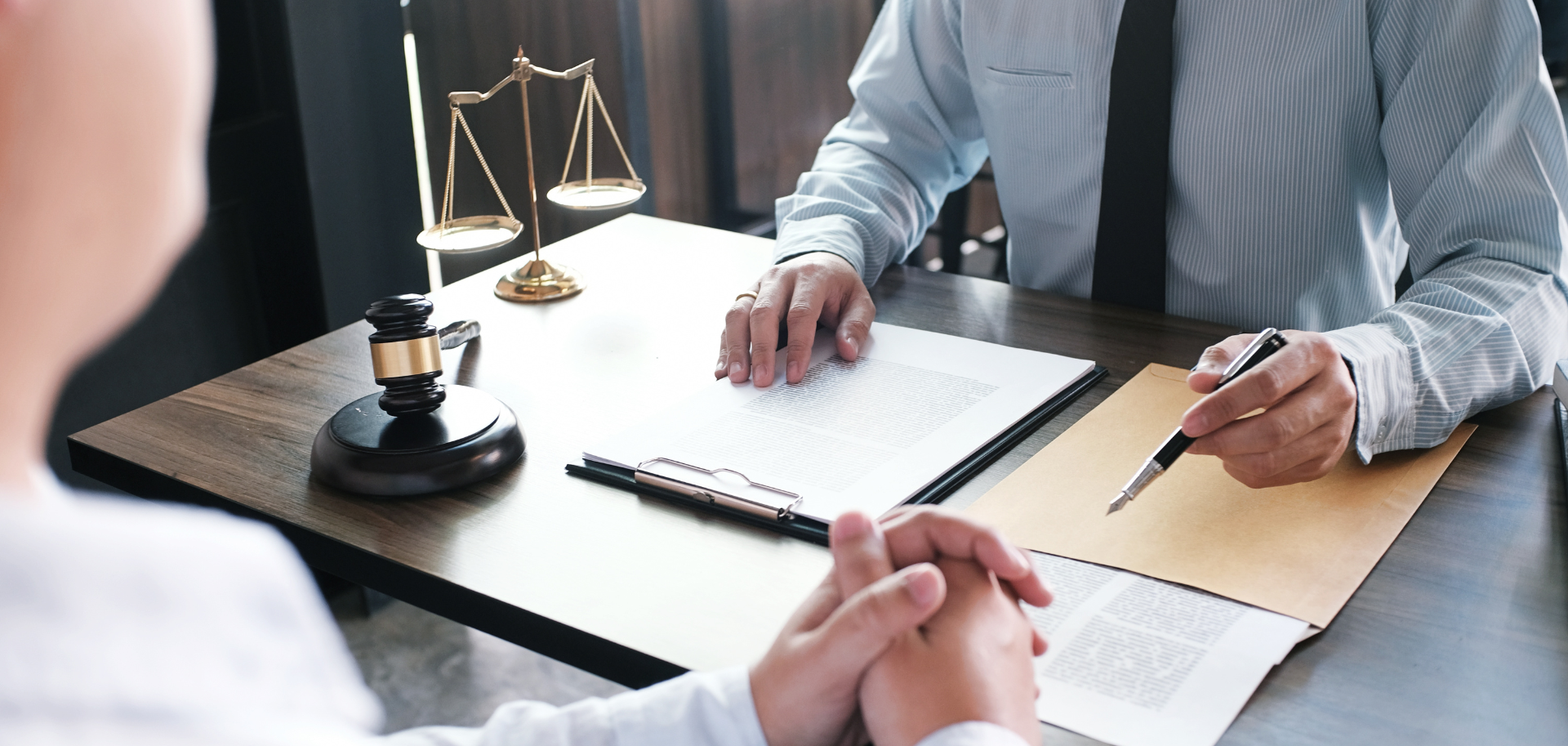 Advogado explica a cliente os fundamentos legais de um caso de responsabilidade civil durante uma consulta online