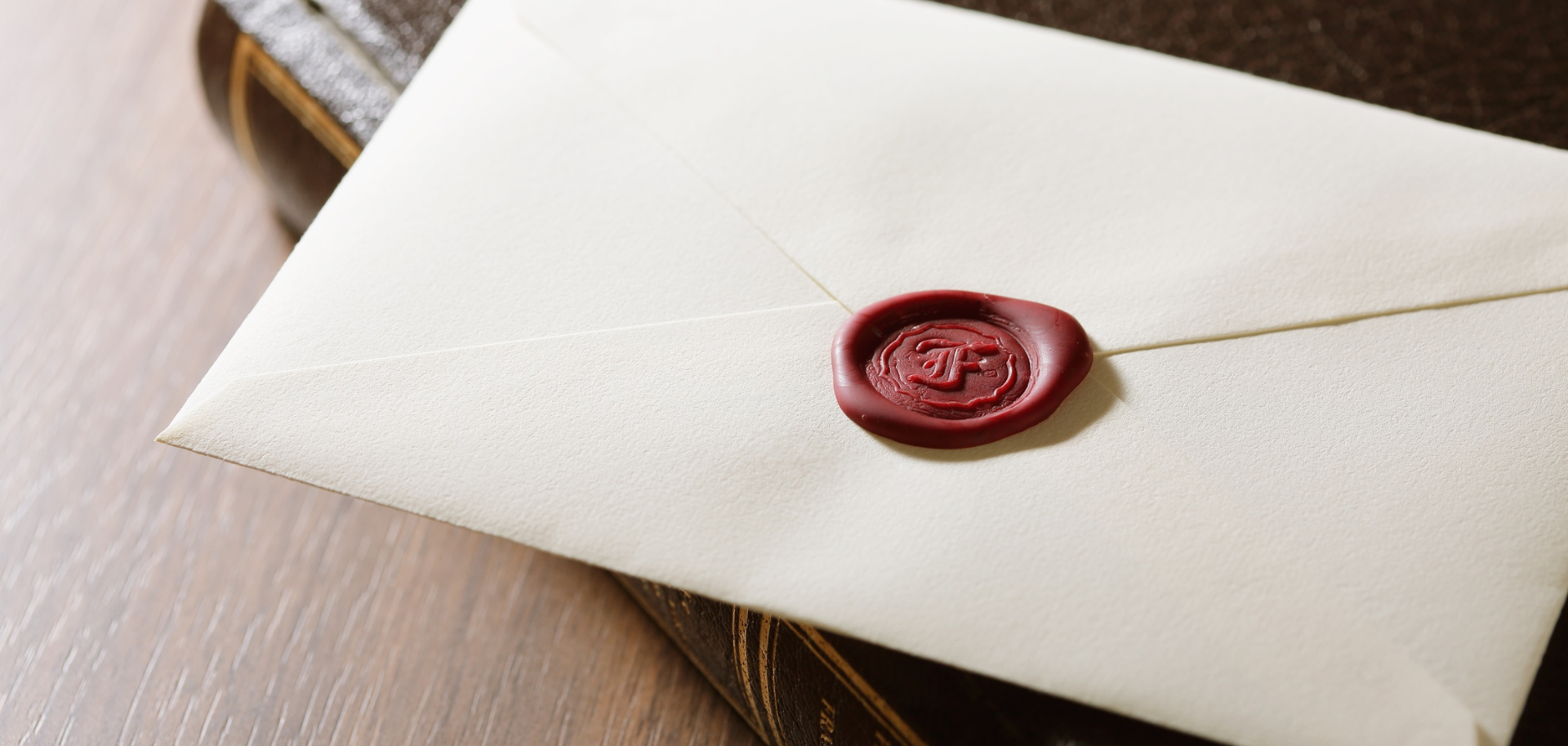 Envelope lacrado com selo de cera vermelho, simbolizando testamentos e revogações