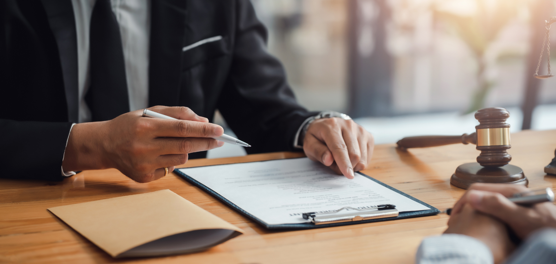 Advogado a analisar contratos e documentos jurídicos em mesa de escritório, representando consulta online de análise documental.