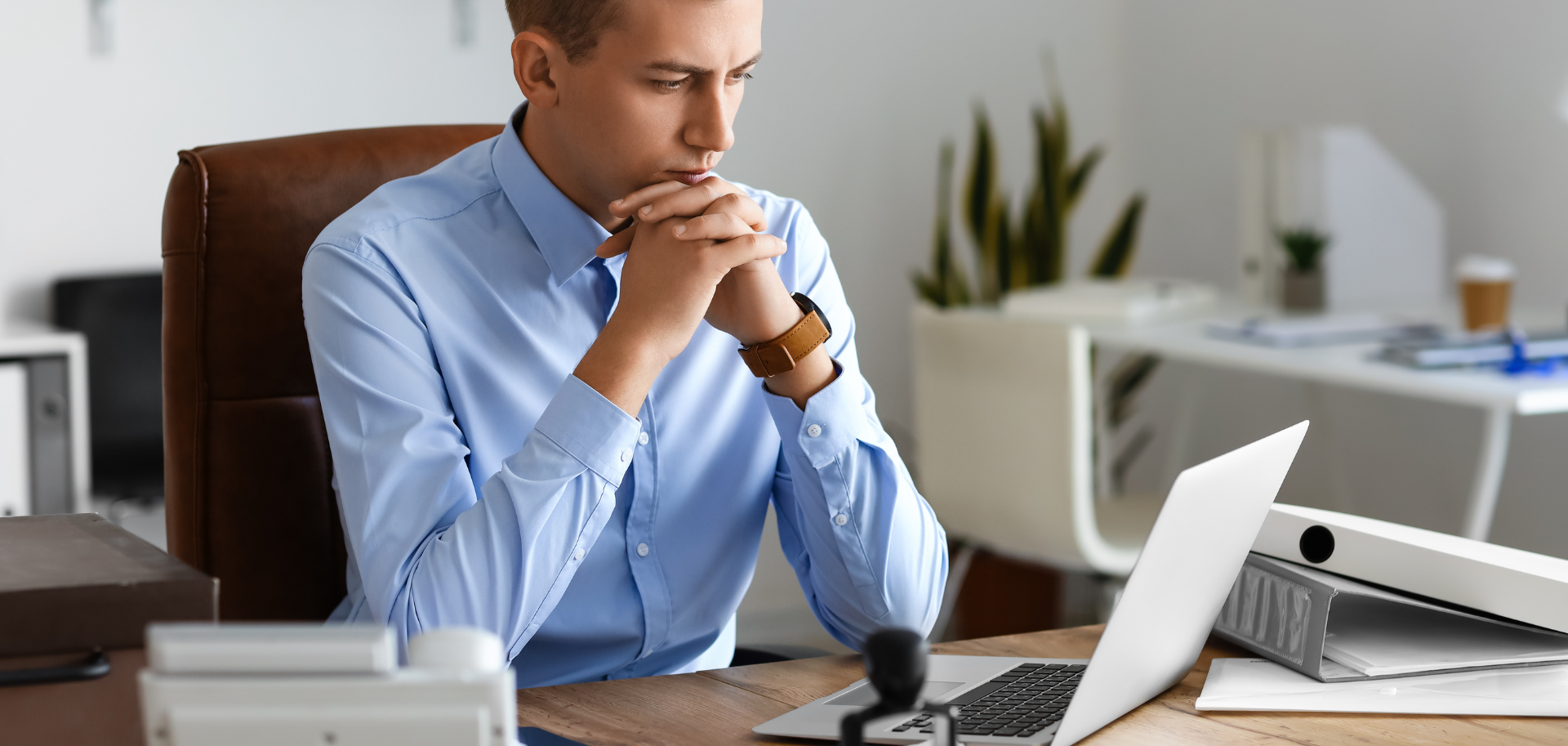 Advogado em videoconferência a esclarecer dúvidas jurídicas de um cliente, representando consulta online de aconselhamento legal.