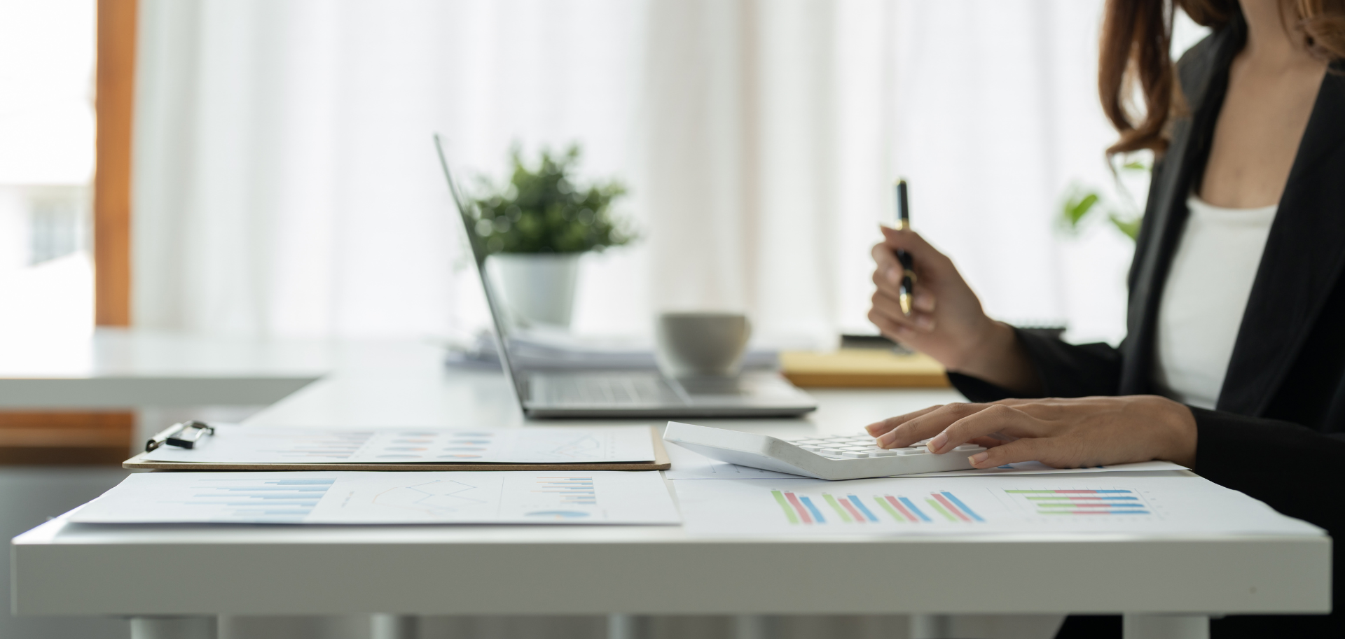 Advogada a analisar documentos de seguro e relatórios de sinistro em reunião online, representando consultoria jurídica em indemnizações e seguros.